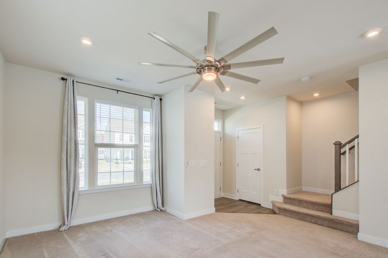 255 Goldenstar Ln - Photo 3 of 37