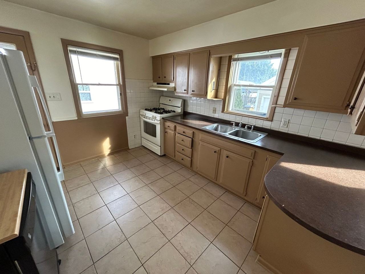 7901 40th Ave - Photo 3 of 6