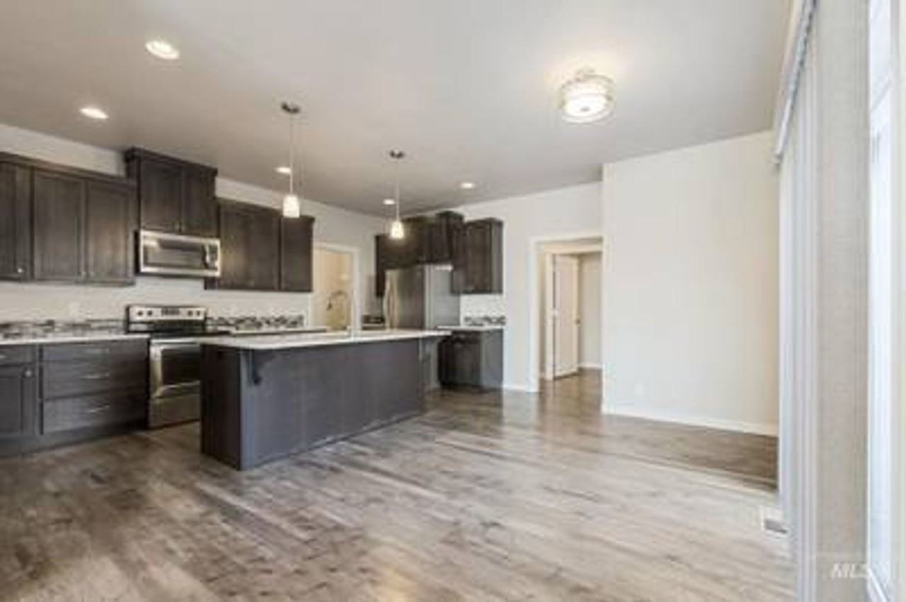 710 W Sylvan St #710 - Photo 3 of 22