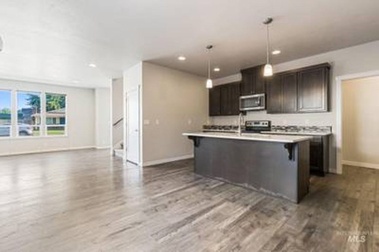 710 W Sylvan St #710 - Photo 5 of 22