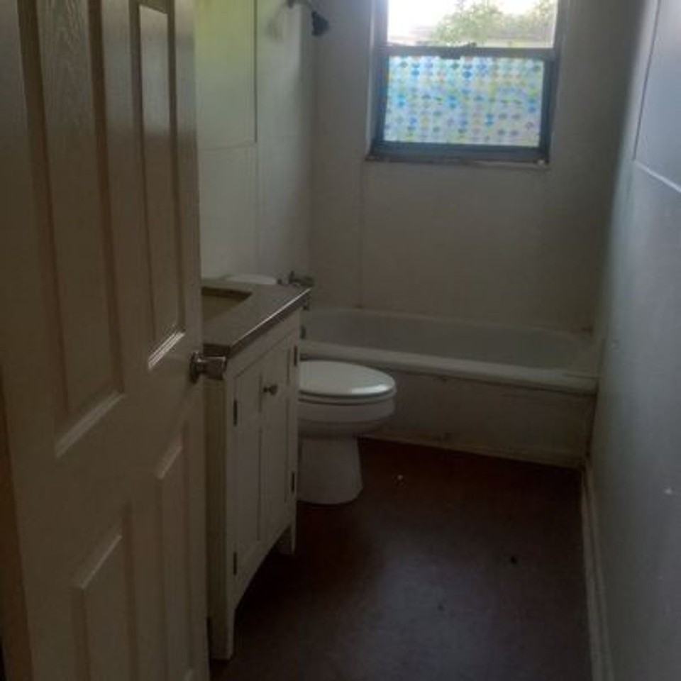 2100 Olive St - Photo 4 of 5