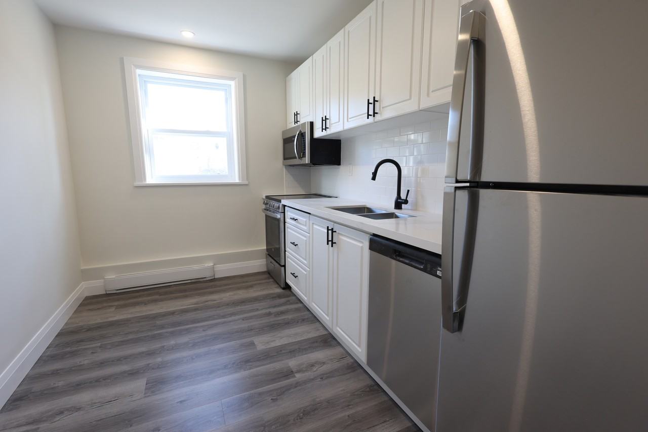 2079 Ghent Ave, Burlington, ON L7R 1Y4 2 Bedroom Apartment for 2,275