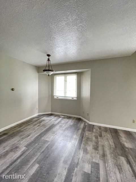 124 Lee Ave - Photo 3 of 8