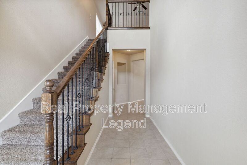 812 Gray Fox Dr - Photo 4 of 36