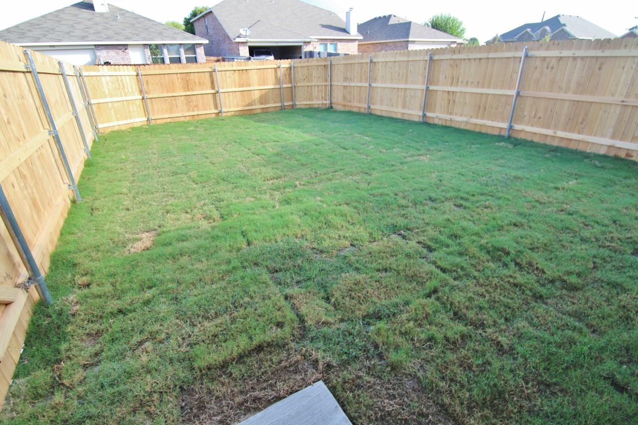 1923 Mosley Dr - Photo 2 of 11