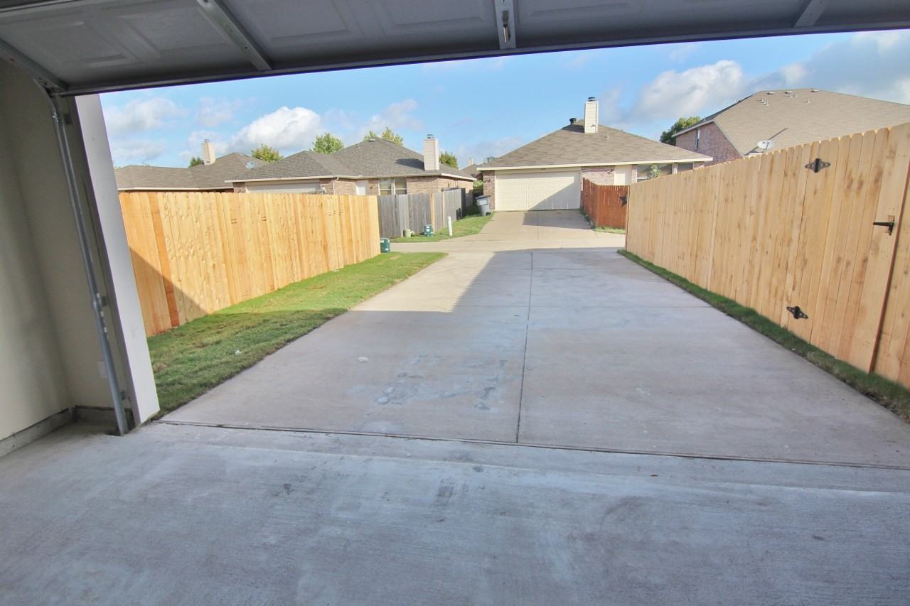 1923 Mosley Dr - Photo 3 of 11