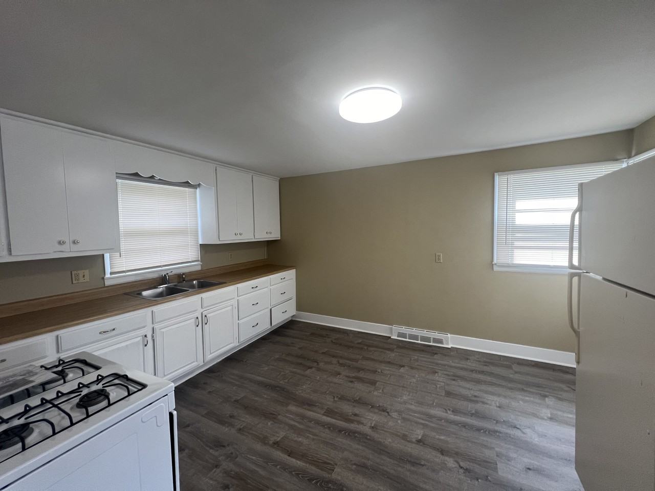 215 Clifton Dr - Photo 3 of 5