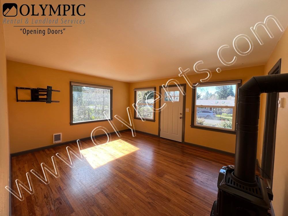 624 Milroy Street Southwest - Photo 3 of 16