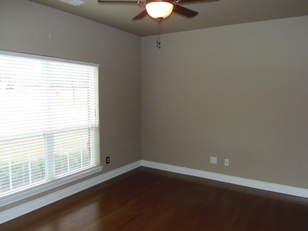 1411 Red Oak Cir - Photo 2 of 10