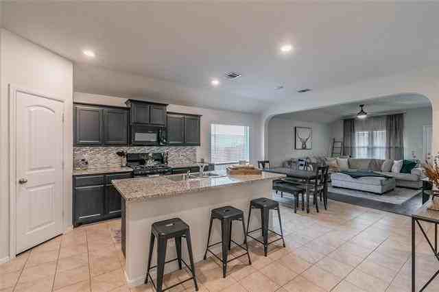 744 Watson Way - Photo 3 of 33