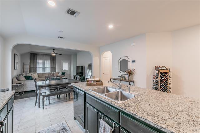 744 Watson Way - Photo 4 of 33