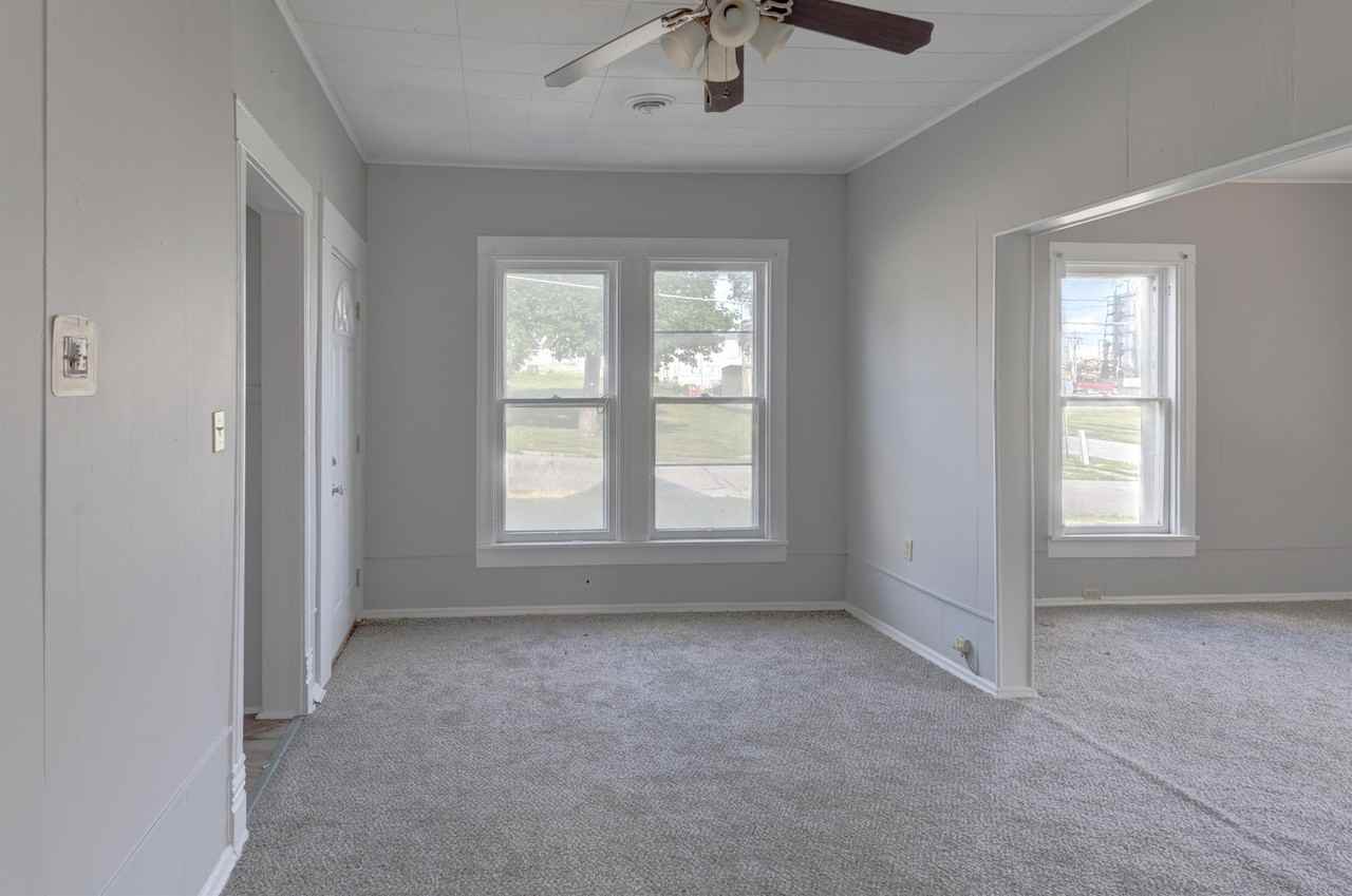 1403 Commercial St - Photo 2 of 10