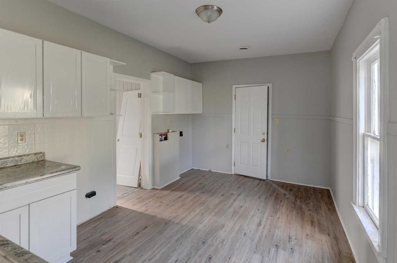 1403 Commercial St - Photo 3 of 10