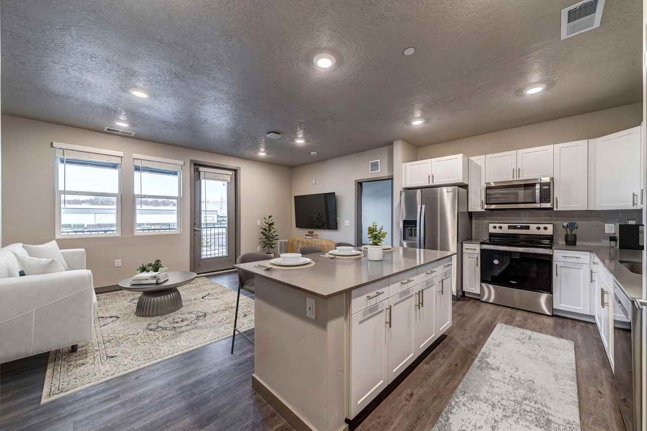 4048 S Dry Hollow Ln - Photo 3 of 31