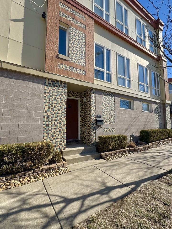 2953 McGee Trafficway - Photo 2 of 18