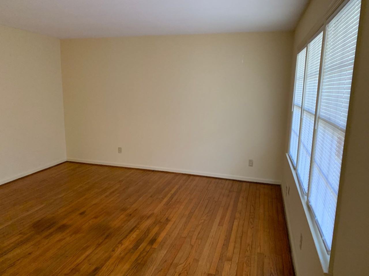 182 Riverdale Dr - Photo 3 of 8