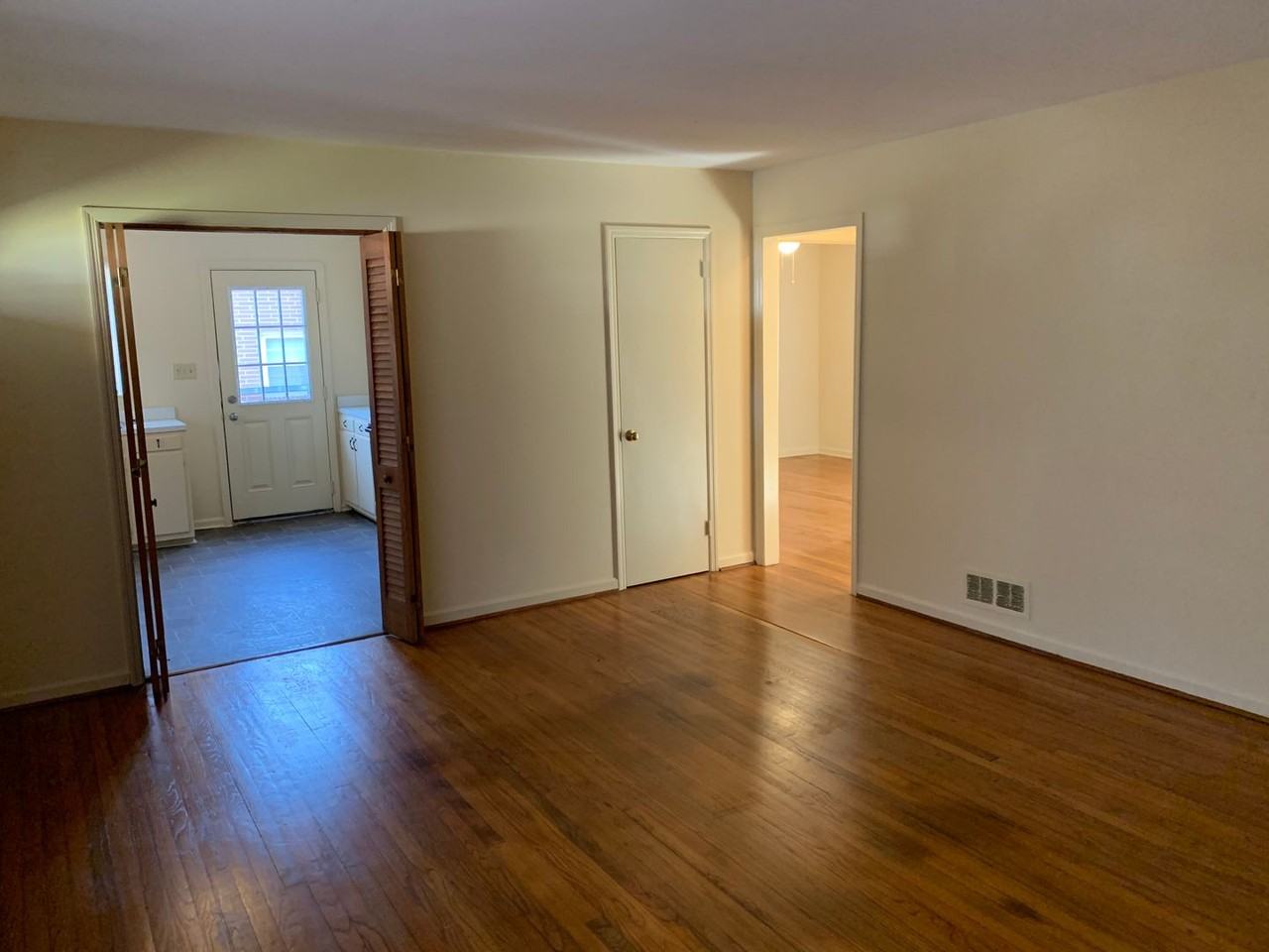 182 Riverdale Dr - Photo 2 of 8