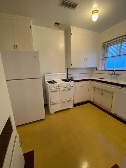 10334 Riverside Dr #10334 - Photo 3 of 10