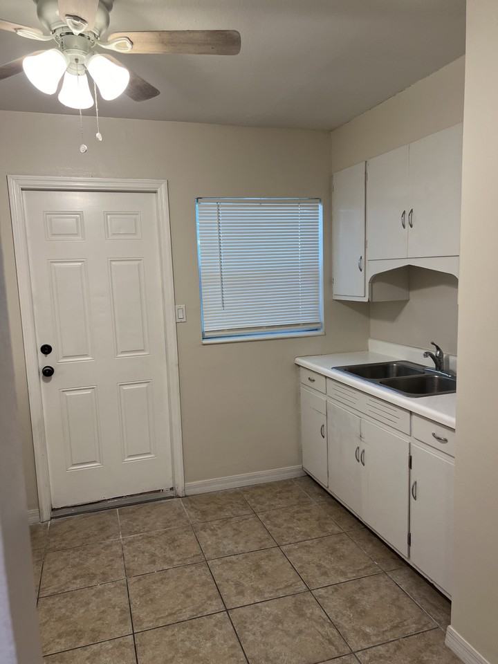 76 W Esther St #76 - Photo 3 of 8