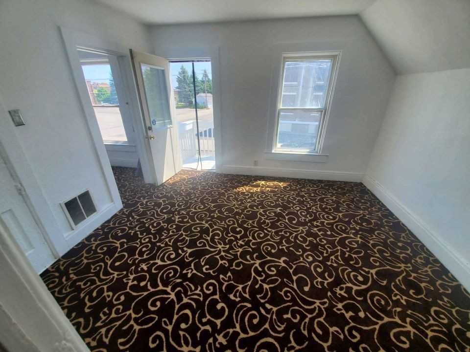 726 S Water St Uppr - Photo 2 of 10