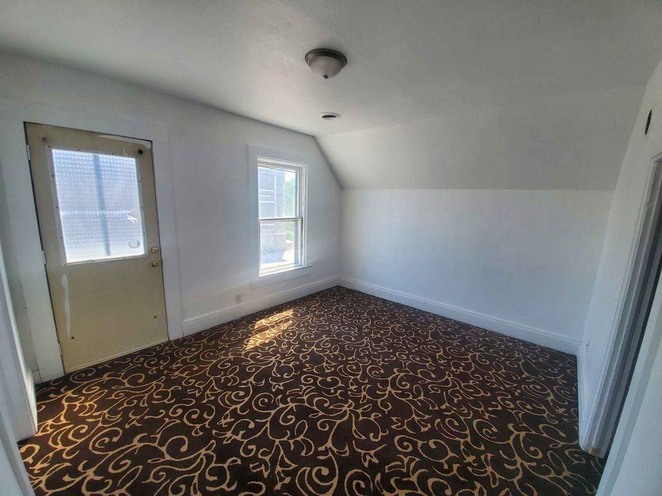 726 S Water St Uppr - Photo 3 of 10