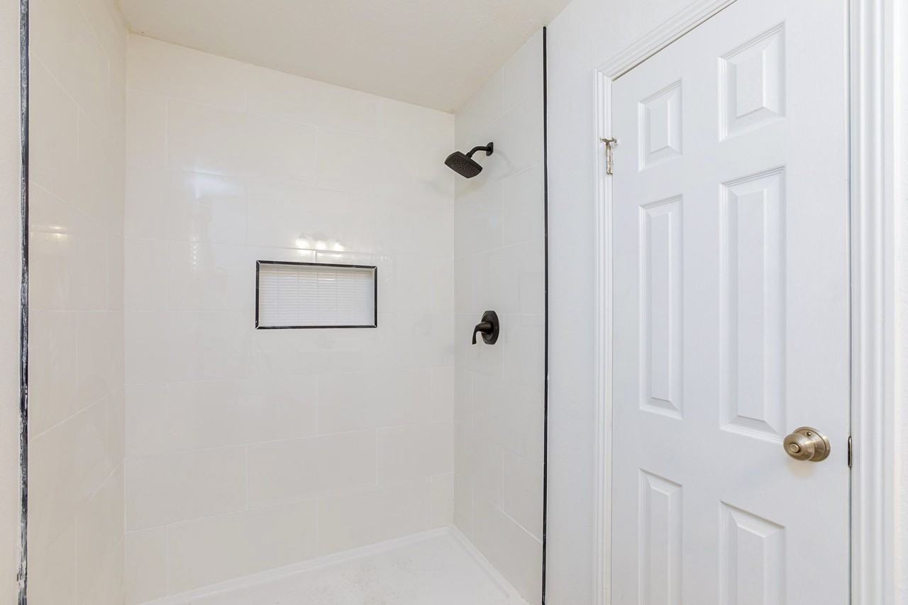 Lorna Dr - Photo 2 of 14