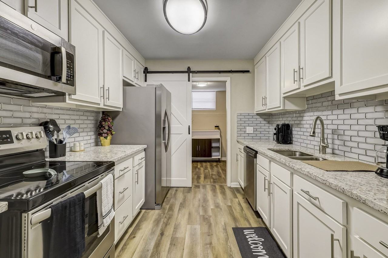 Peter Pan Place - Photo 5 of 17