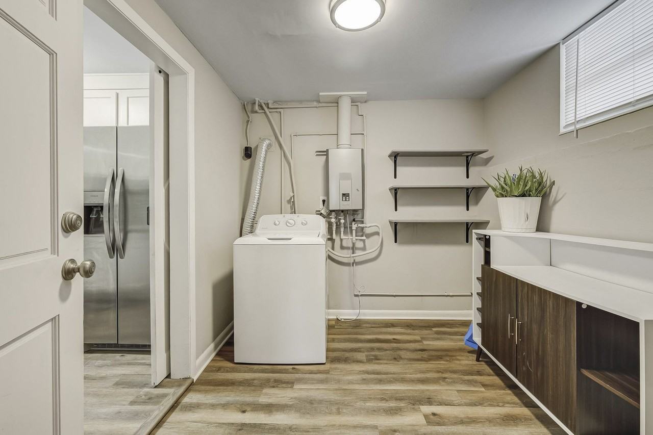 Peter Pan Place - Photo 6 of 17