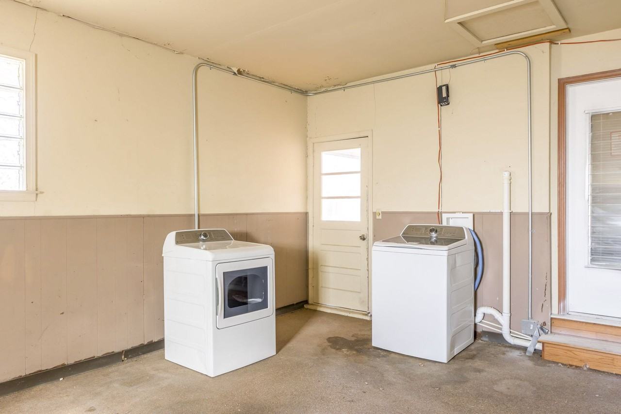 Ford Ave - Photo 3 of 7