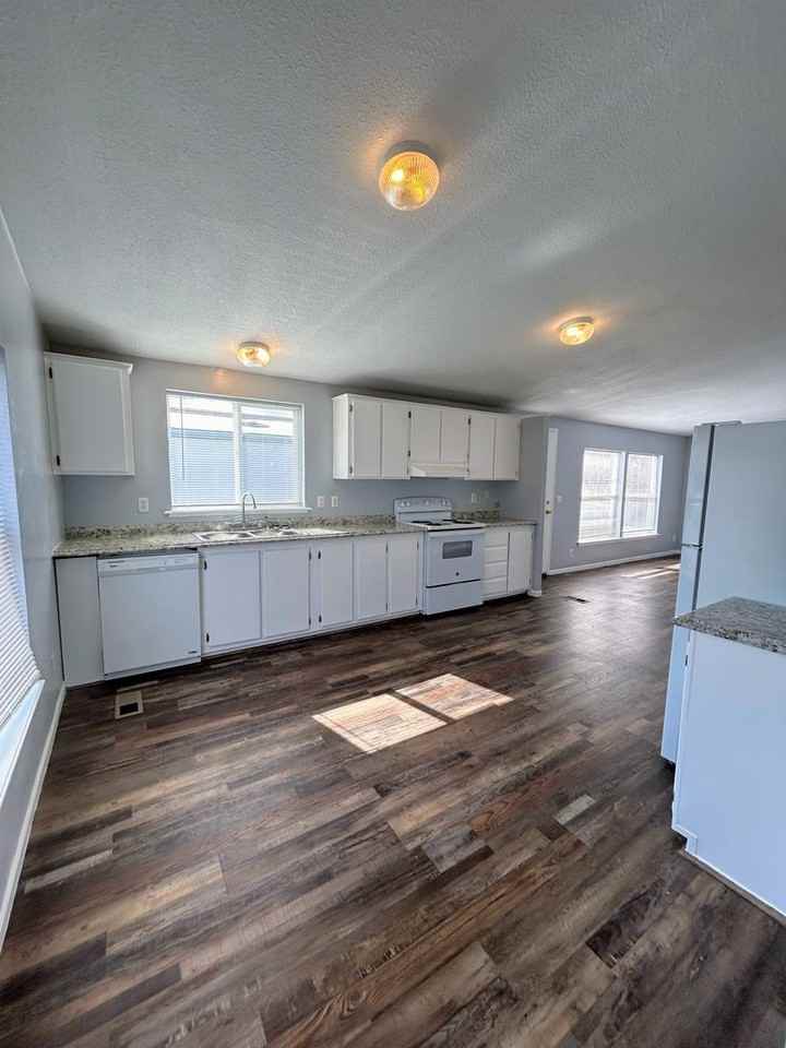 37 Sunlight Ave - Photo 2 of 12