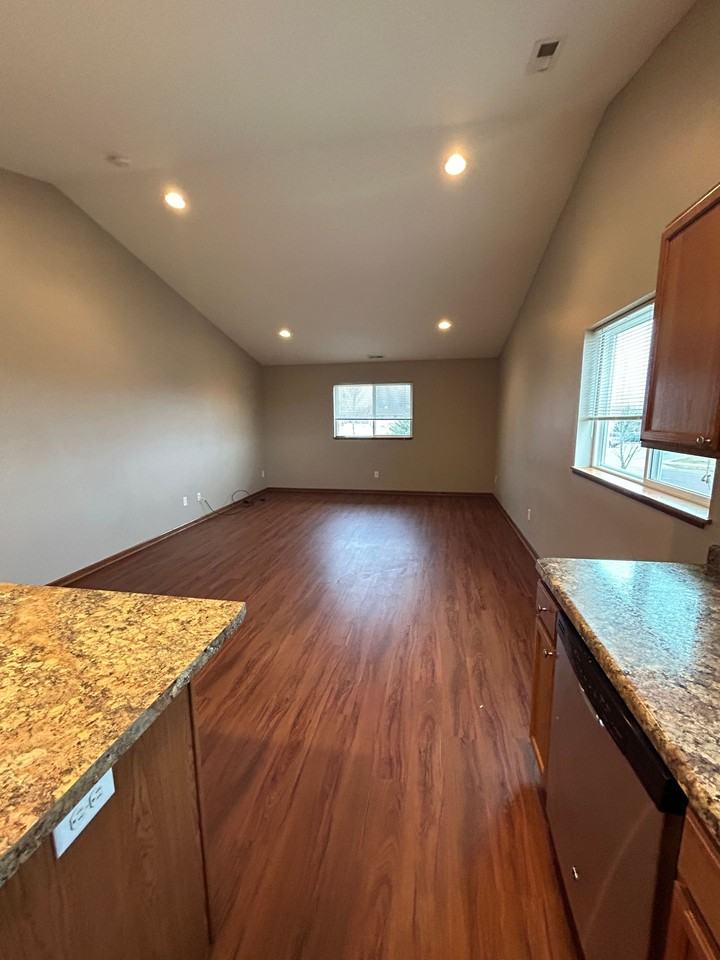 Stadium Commons Townhomes - Photo 6 of 33