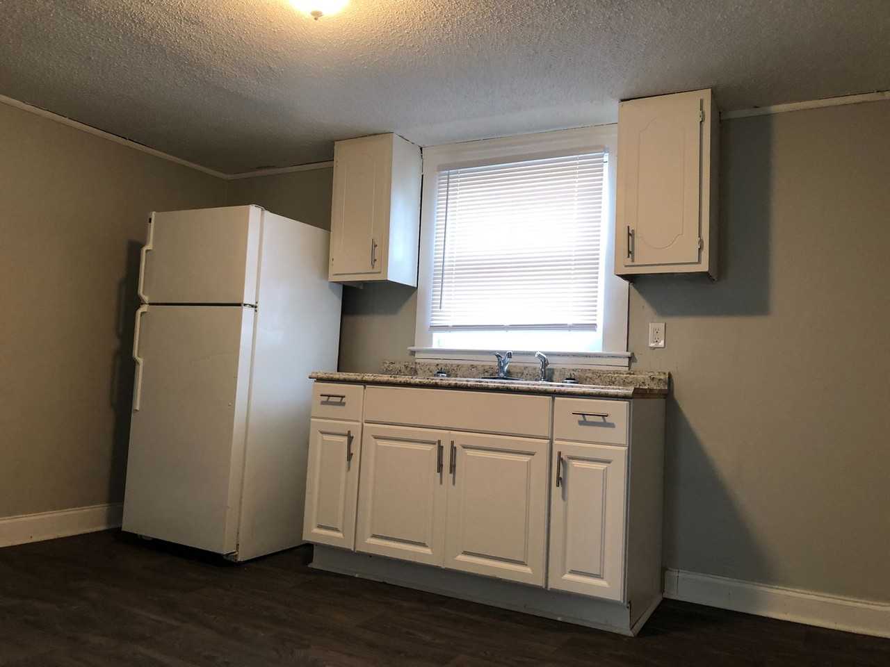 402 N Broad St - Photo 2 of 7