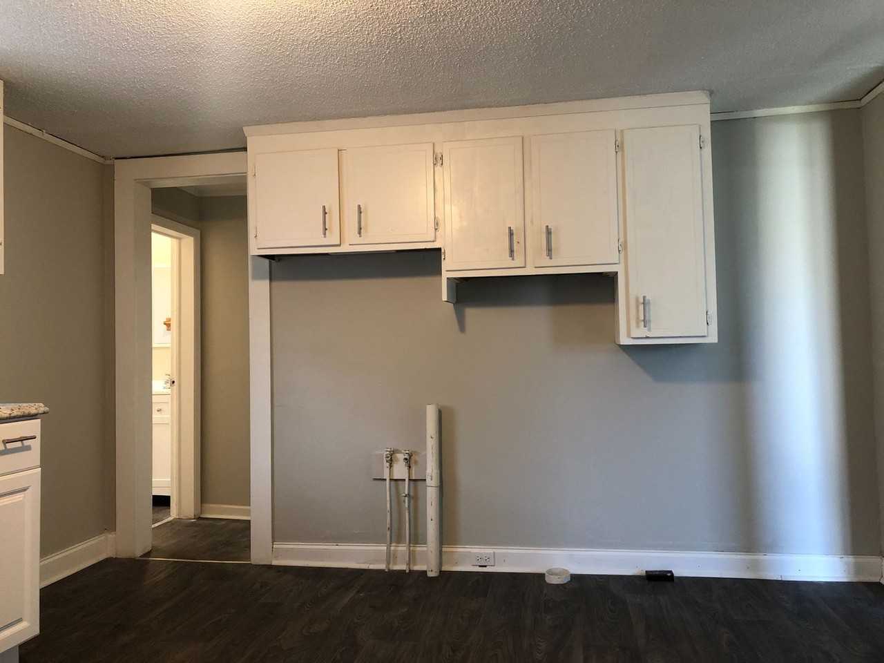 402 N Broad St - Photo 4 of 7