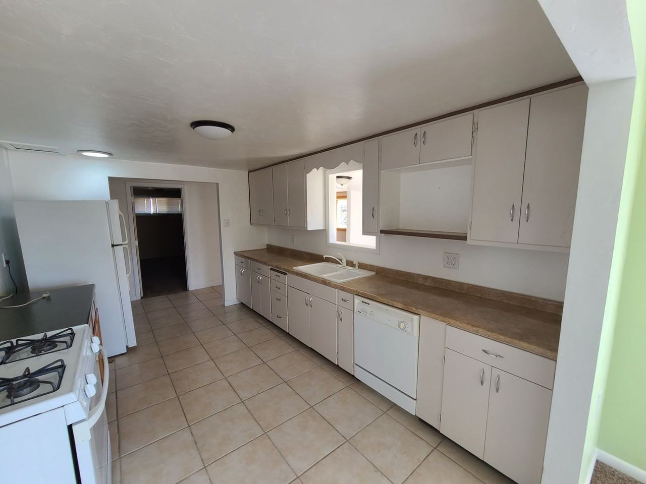 3281 Crawford Dr - Photo 5 of 22