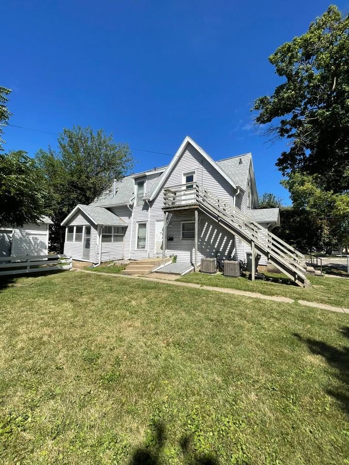 403 1/2 W 6th St - Photo 2 of 9