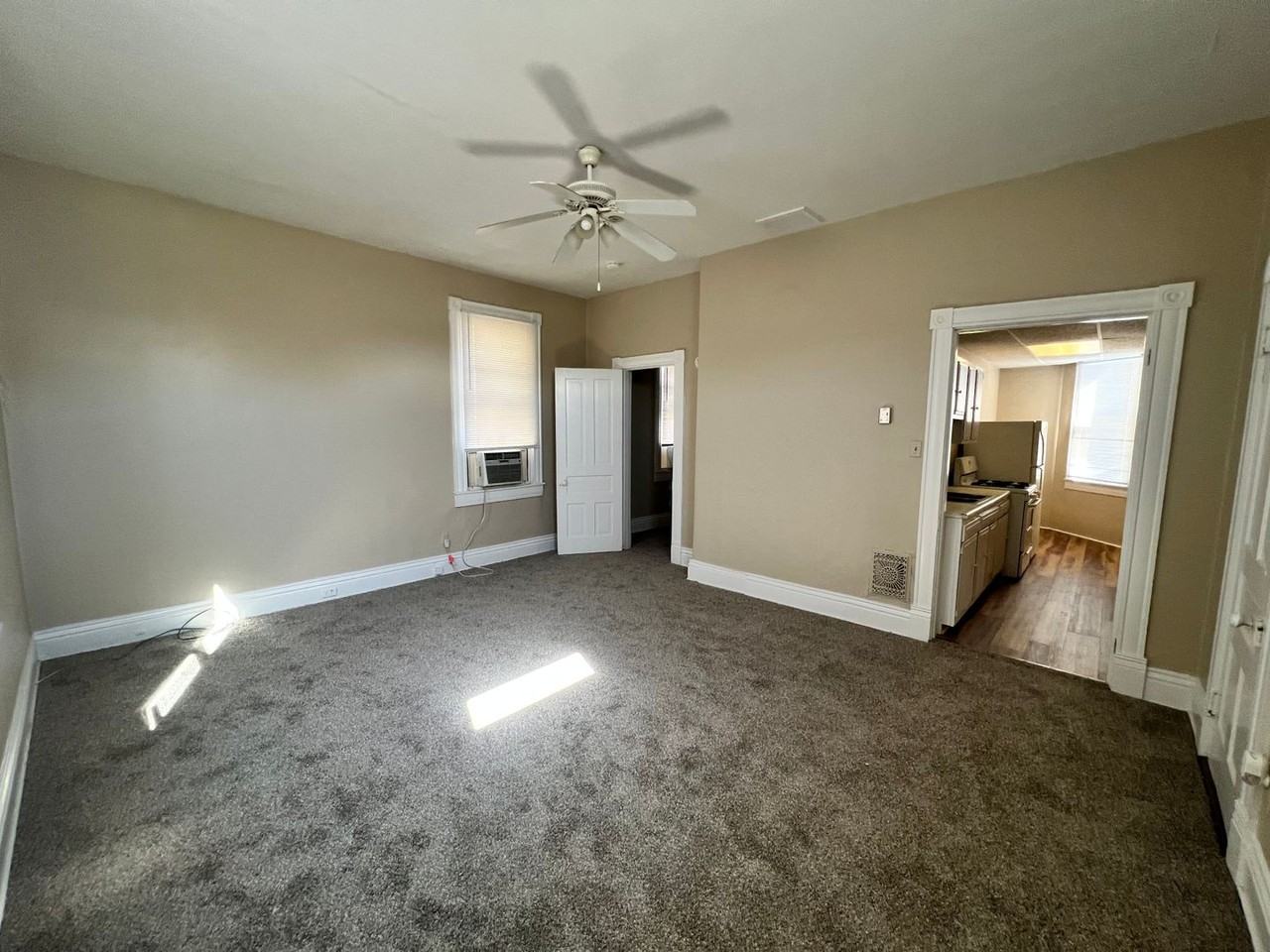 2005 Woodbourne Ave #4 - Photo 5 of 8