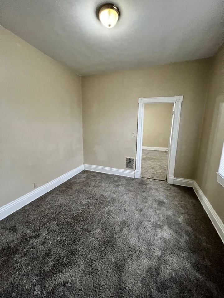 2005 Woodbourne Ave #4 - Photo 6 of 8