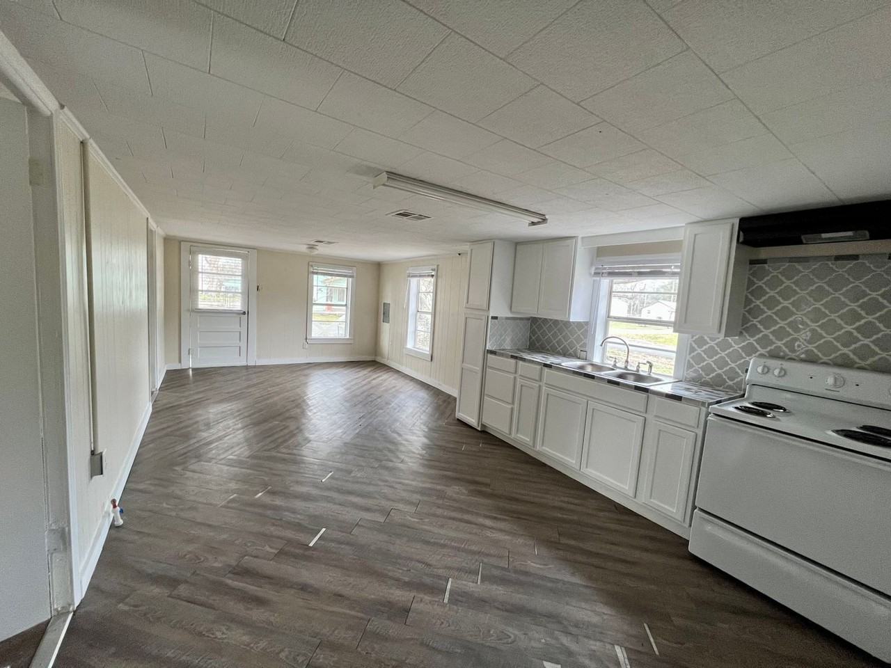 208 F St - Photo 3 of 11