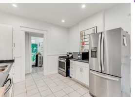 featured image of 2121 Harriet Ave