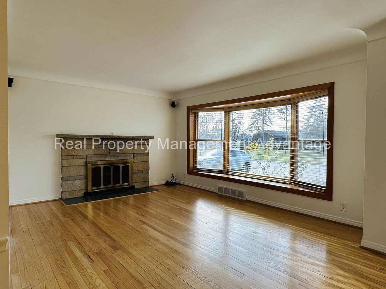 3912 Hillside Dr - Photo 3 of 29