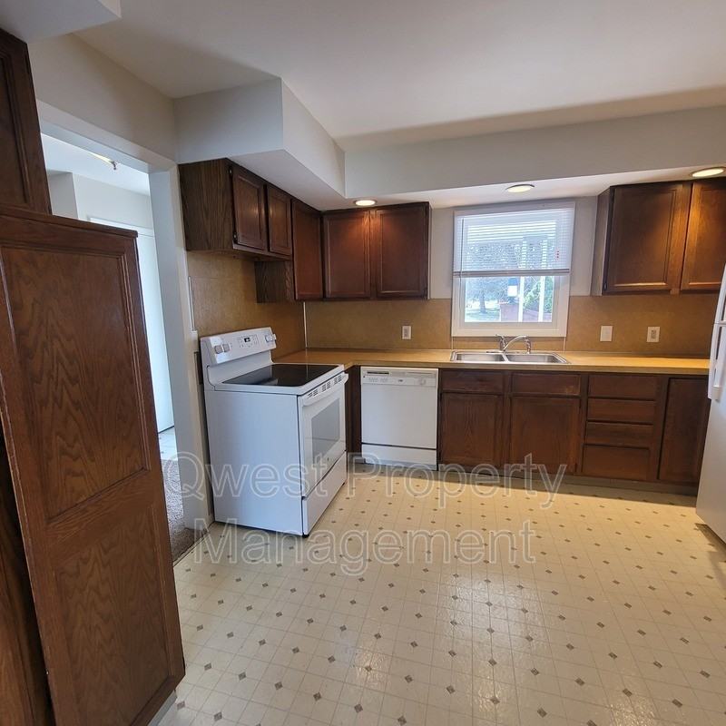 2917 Mulford Dr Se - Photo 2 of 17
