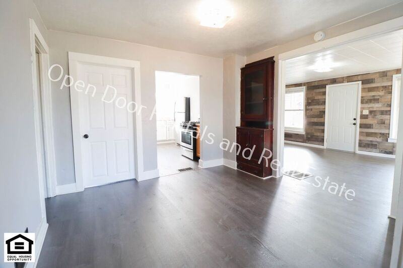 590 S Wayne St #1 - Photo 3 of 8