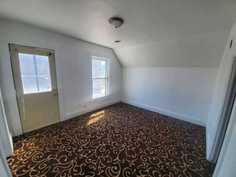 726 S Water St - Photo 3 of 10