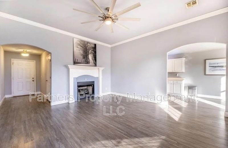 561 Red Bud St - Photo 3 of 30