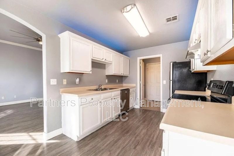561 Red Bud St - Photo 4 of 30
