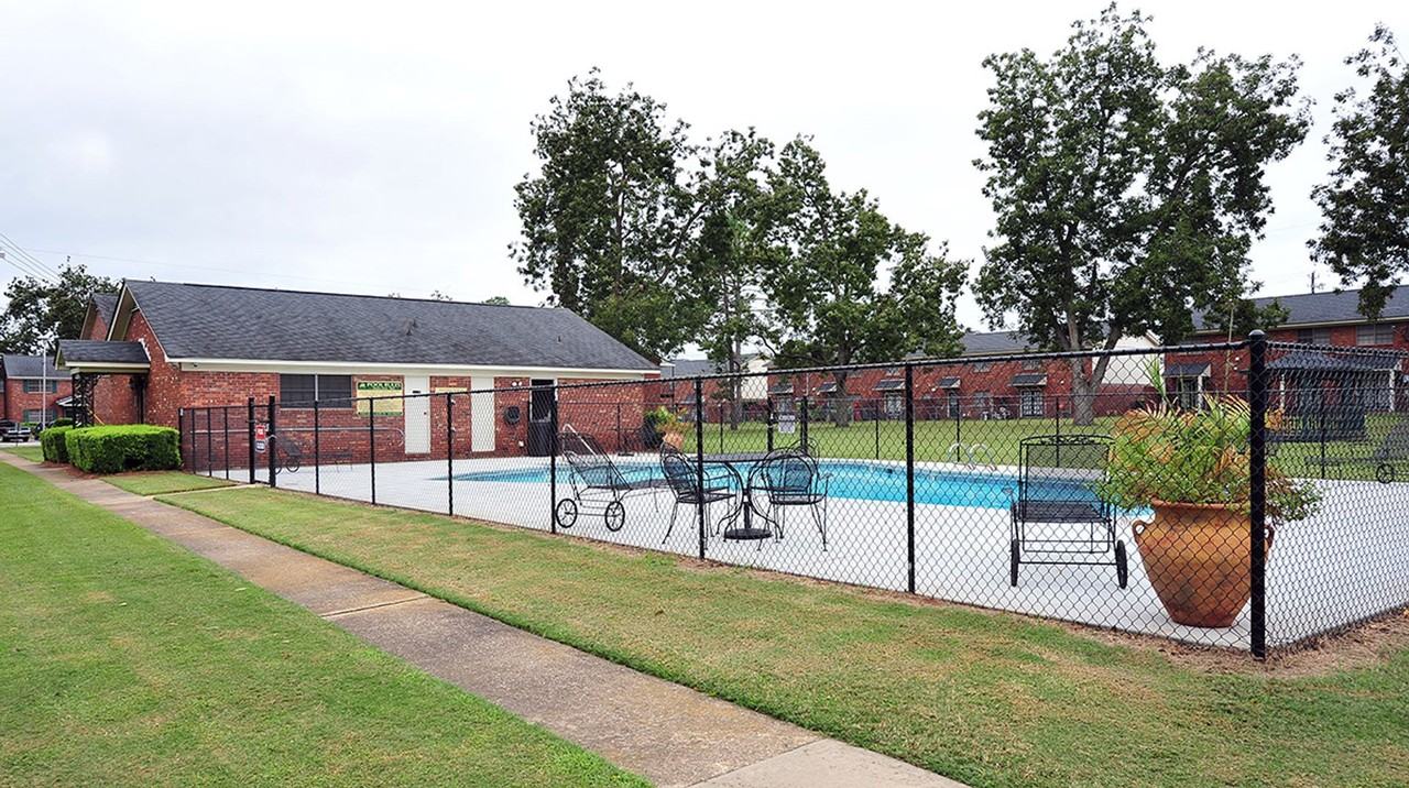 Huntingdon Apartments - Photo 2 of 5