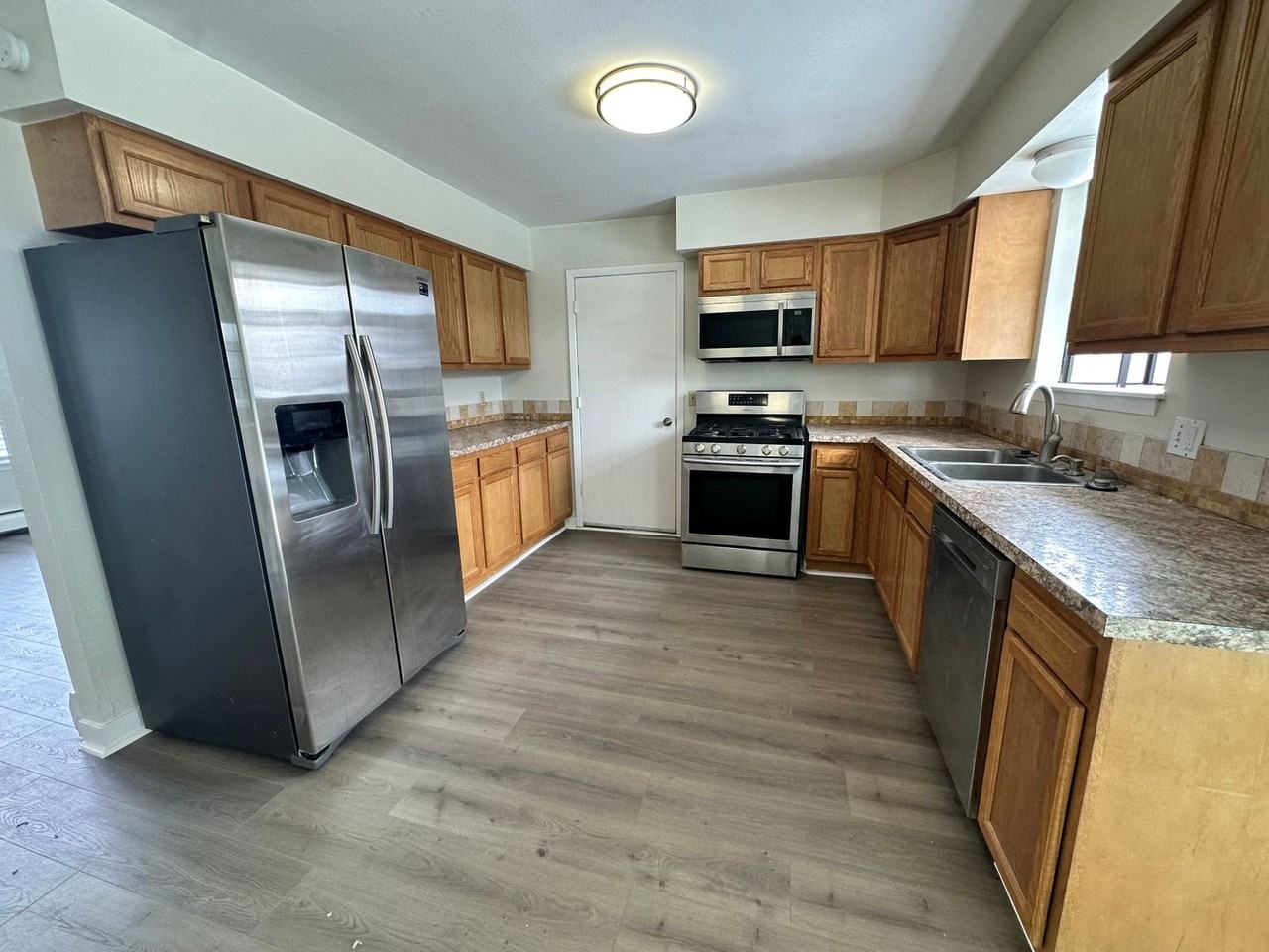 290 Kattell St - Photo 4 of 31