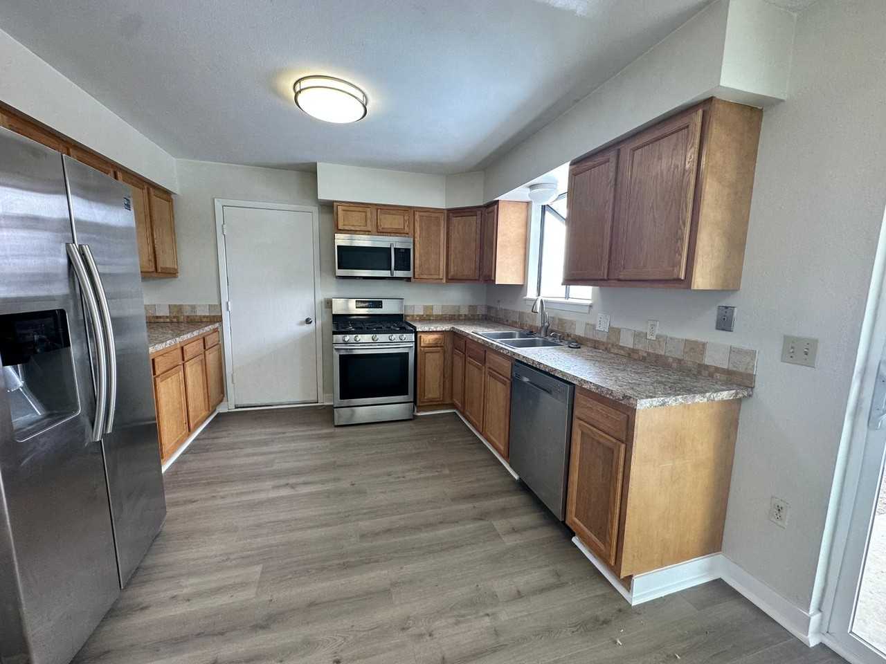 290 Kattell St - Photo 6 of 31