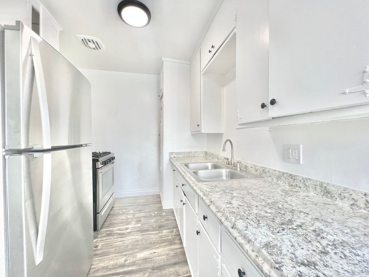 1805 W 80th St - Photo 4 of 33