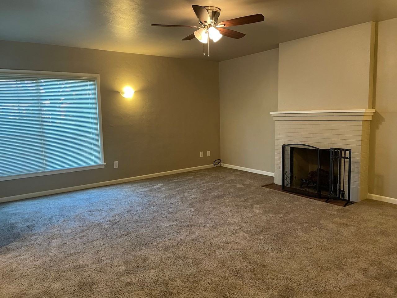 2748 Freeport Blvd - Photo 2 of 17